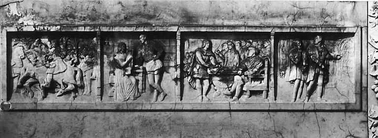 Piedestal, face nord, bas reliefs.