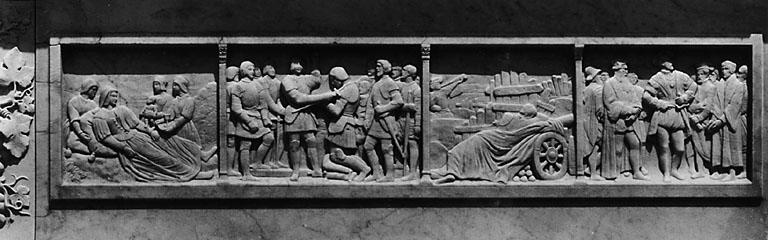 Piedestal, face sud, bas reliefs.