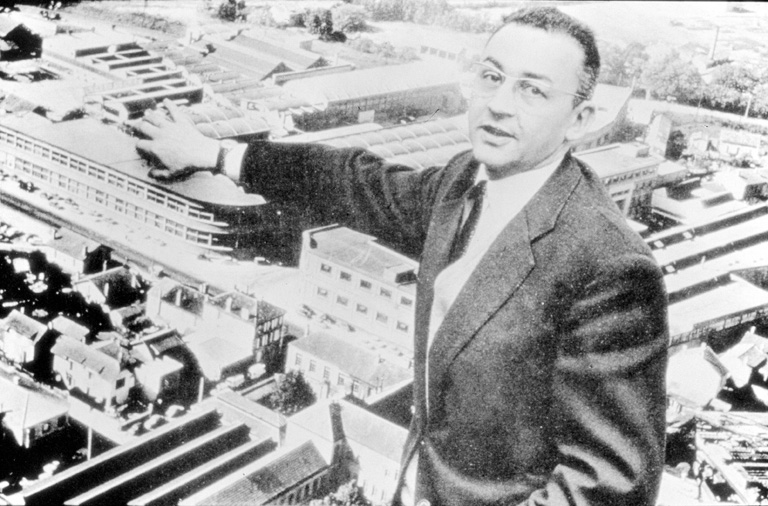 M.Chavannes, PDG, devant une photo aérienne de l'usine