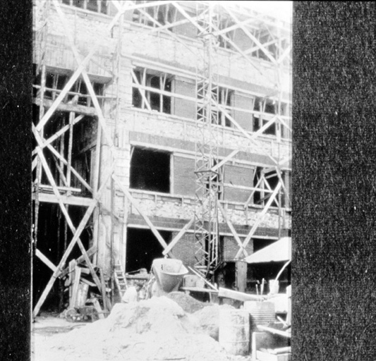 Construction de la façade du bâtiment des bureaux