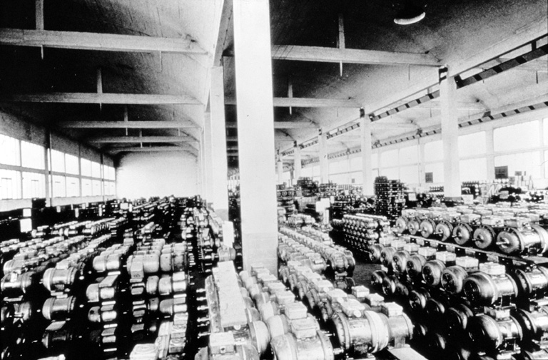 Vue de l'intérieur d'un magasin industriel