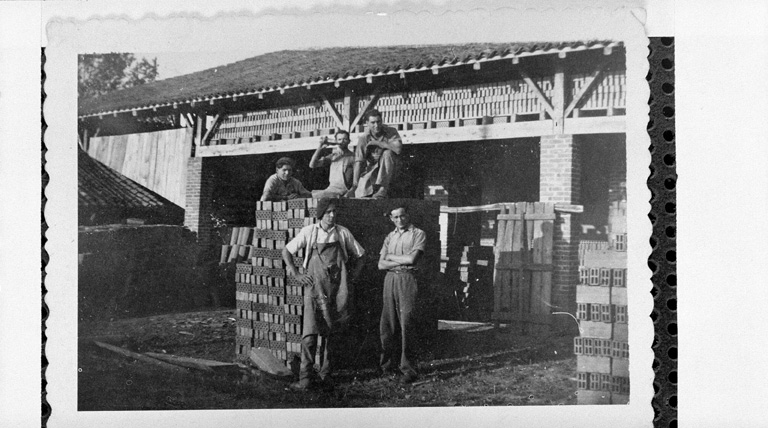 Le personnel devant le bâtiment des fours