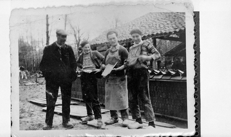Les enfants Pallard devant l'usine