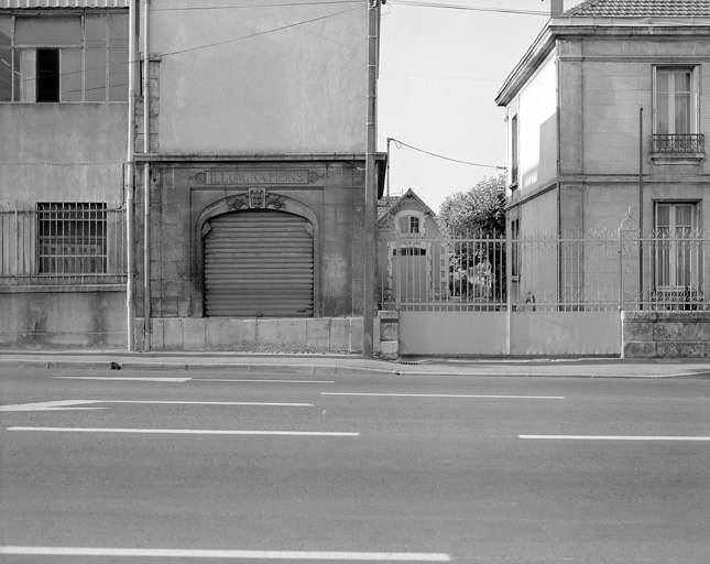 Bureau, façade sur rue