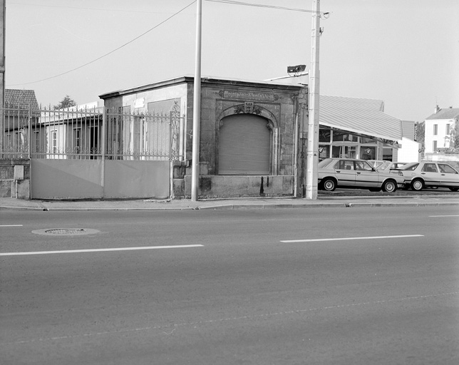 Magasin industriel, façade sur rue