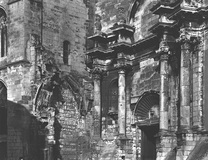 Façade, portail et vestiges de la reconstruction de la fin du XVe siècle.