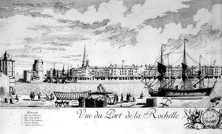 Vue de l'intérieur du bassin, vers l'entrée du port et la ville.