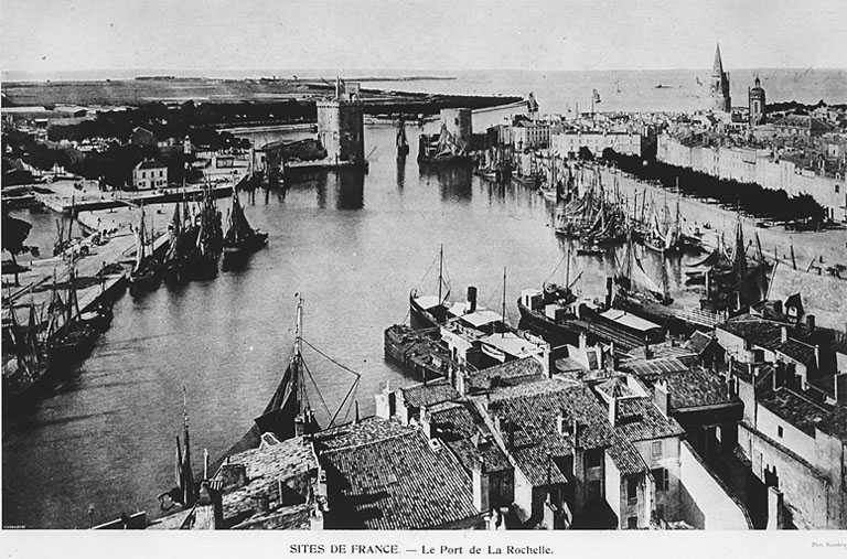 Vue depuis le fond du bassin, vers l'entrée et l'avant port.