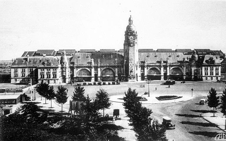 Vue générale et ancien aménagement de la place.