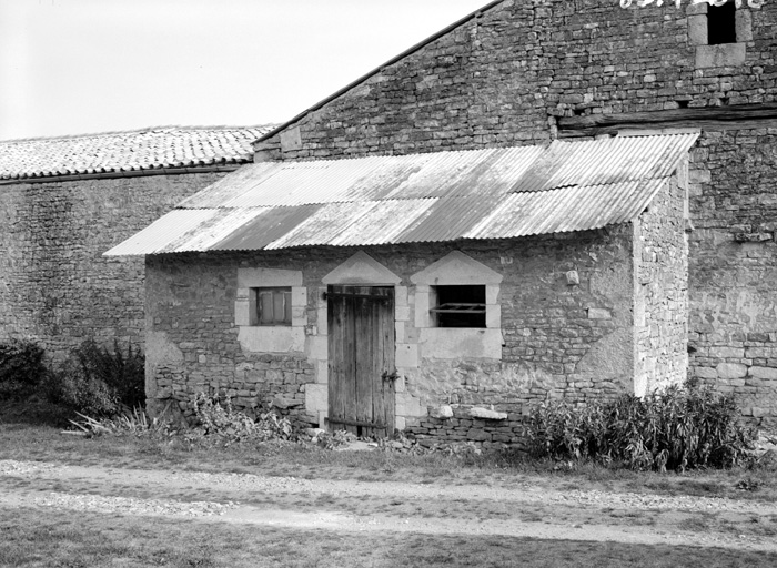 Entrée nord, remise.