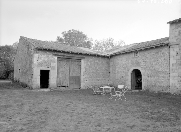 Grange, élévation sur cour et aile gauche du logis.