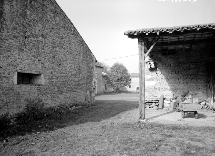 Grange et hangar au sud-est.