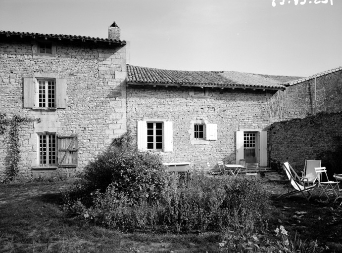 Logis, aile droite, élévation sud-ouest.