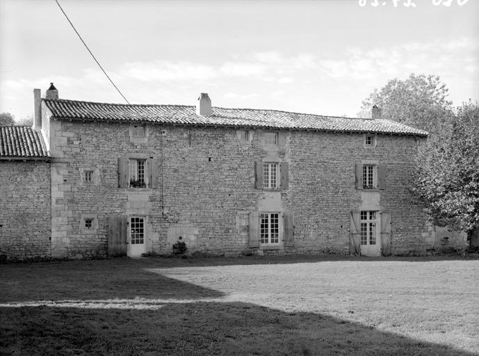 Logis, élévation nord-est sur cour.