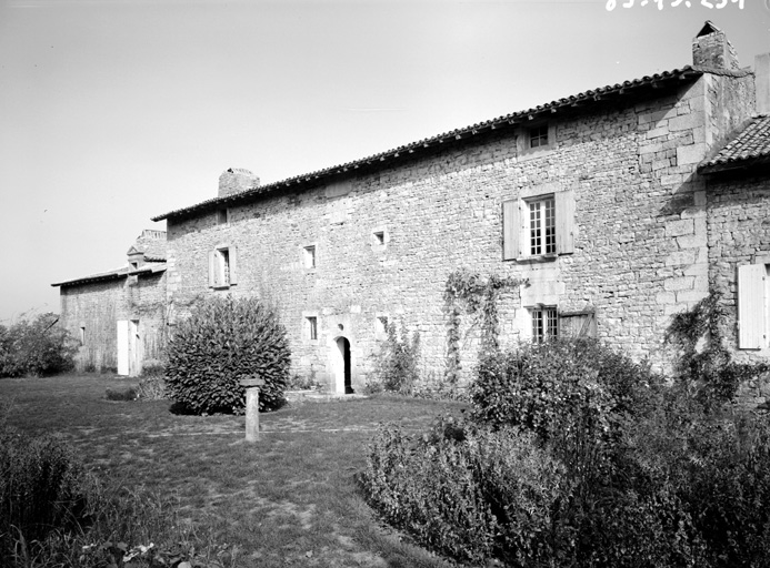 Logis, élévation sud-ouest sur jardin.