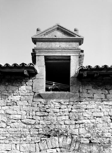 Logis, aile gauche, élévation sud-ouest, lucarne.