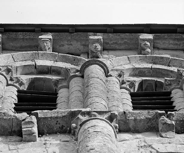 Eglise, façade, troisième niveau, corniche, modillons de gauche.