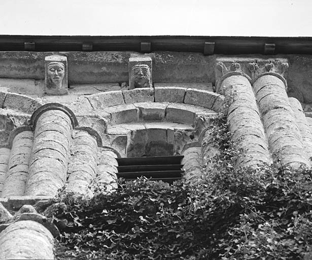 Eglise, façade, troisième niveau, corniche, modillons de droite.