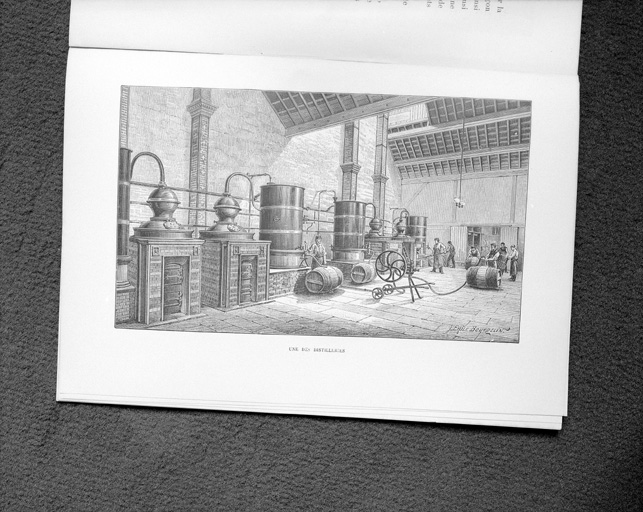 Gravure ancienne, vue de l'intérieur de la distillerie.