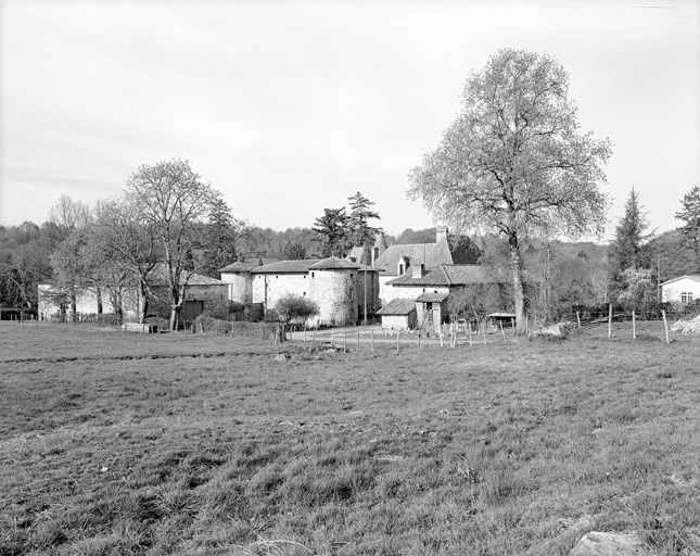 Château et dépendances, vus de l'est.