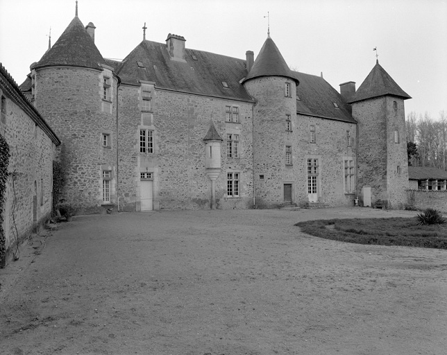 Château, cour et élévation est.