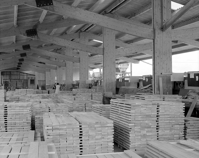 Magasin industriel, intérieur.