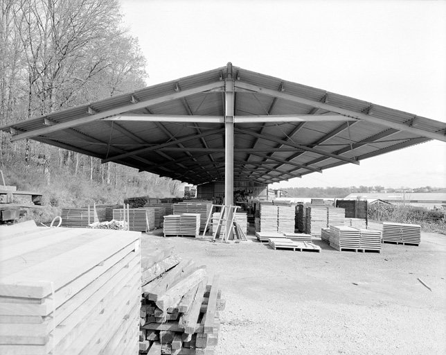 Magasin industriel en acier.