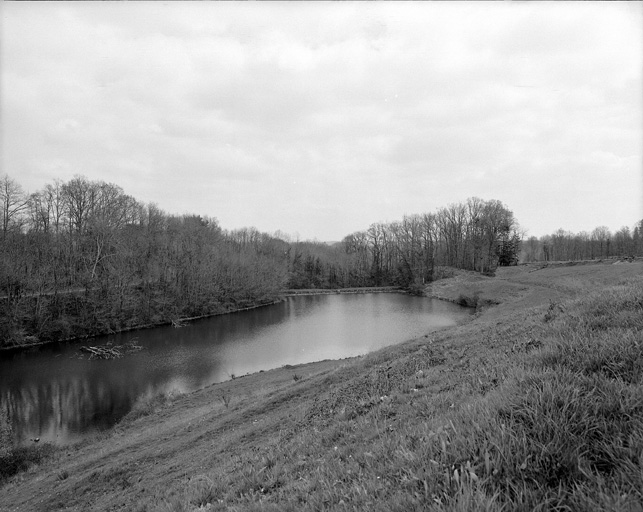 Vue sur le barrage de l'étang bas.