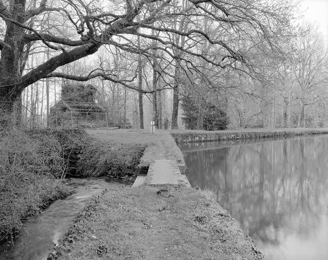 Barrage et haut fourneau, vus de l'est.