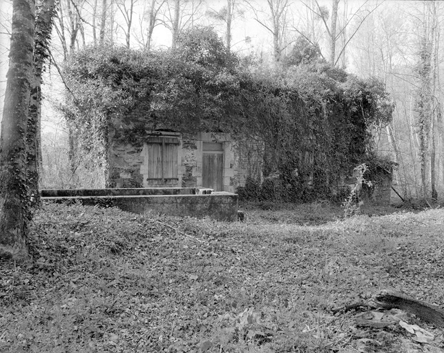 Vestiges d'un bâtiment, cantine ou logement.