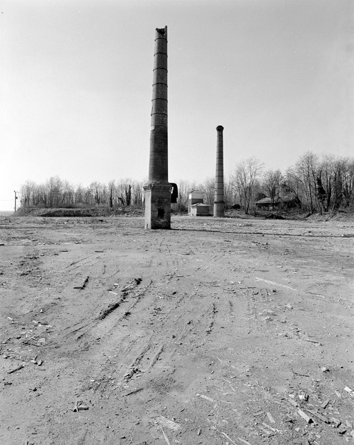 Les deux cheminées après destruction de l'usine.