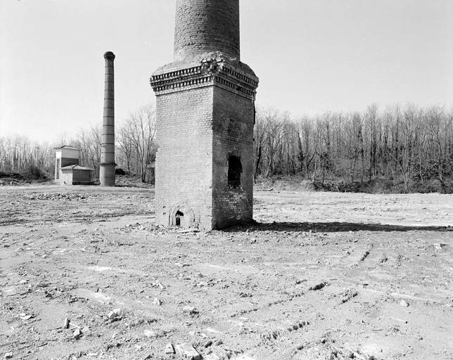 Les deux cheminées après destruction de l'usine.