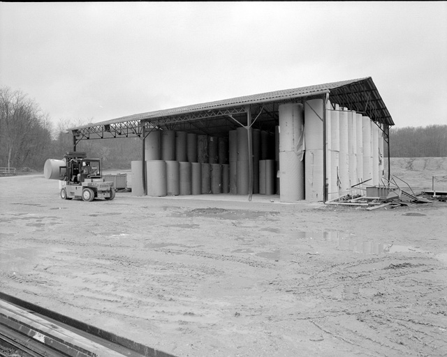 Hangar de stockage de papier, vu de l'ouest.