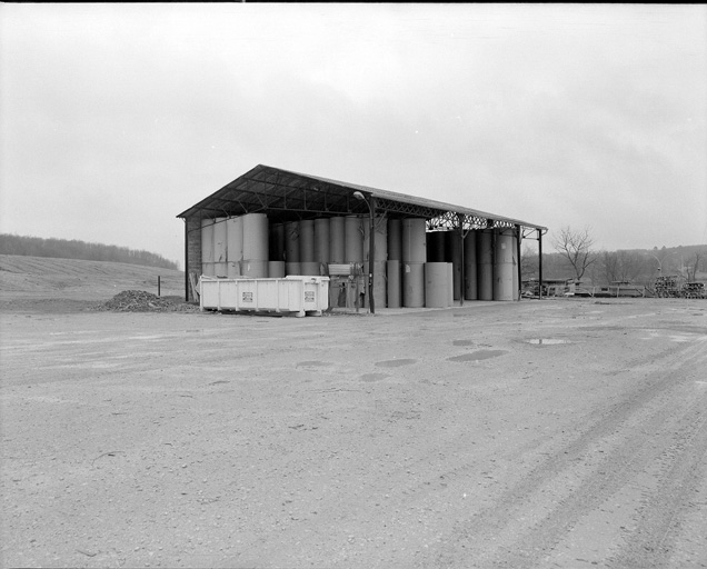 Hangar de stockage de papier, vu de l'ouest.
