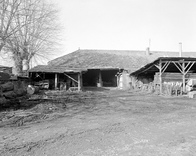 Cour, entrepot et magasin industriel, vus de l'est.