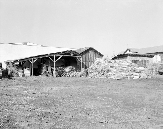 Hangar et aire de stockage vus de l'est.