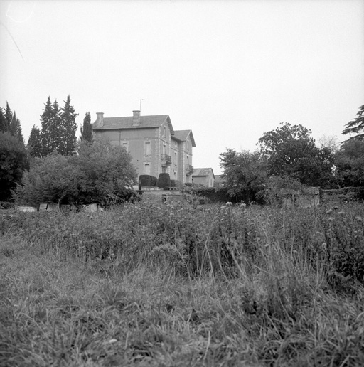 Logement patronal vu du sud est.