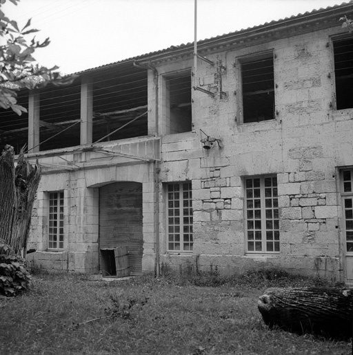 Pièce de séchage, élévation sud sur cour.