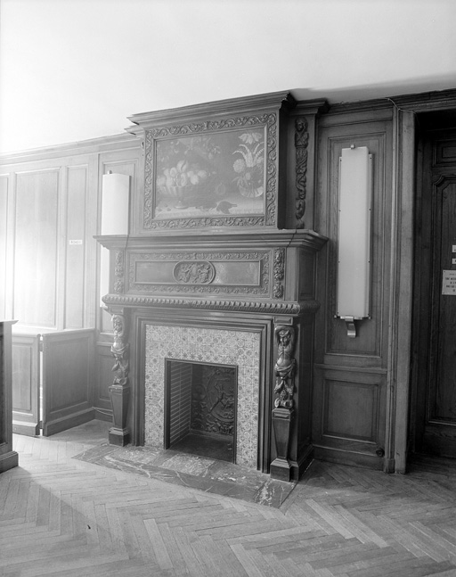 Logement patronal, hall d'entrée, cheminée.