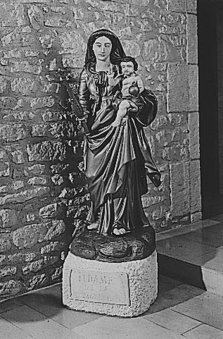 Chapelle Notre Dame, vue d'ensemble de la statue de Notre Dame de la Sagesse.