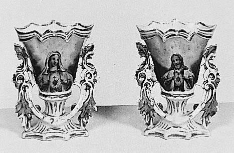 Chapelle Notre Dame, vue d'ensemble d'une paire de vases à fleurs.