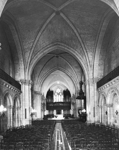 Intérieur vu de l'entrée vers le choeur.