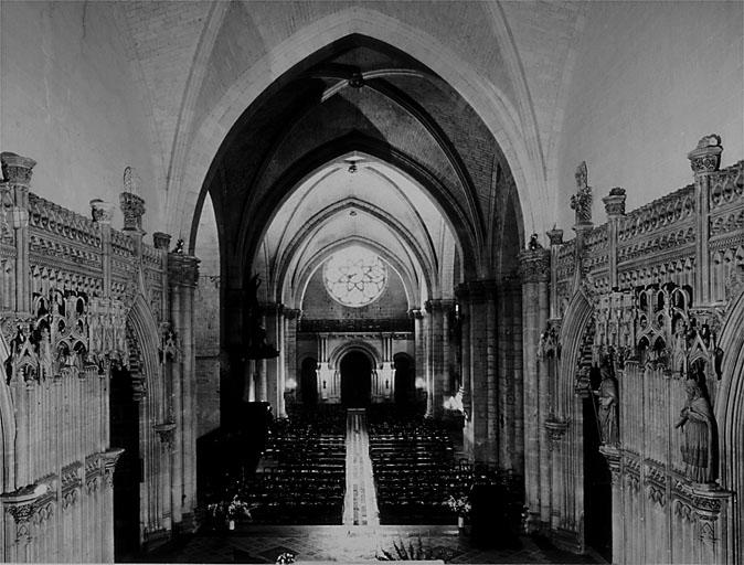 Intérieur vu de la tribune d'orgue vers l'entrée.