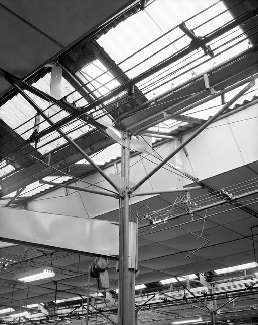 Atelier de fabrication, intérieur, détail de la charpente métallique.