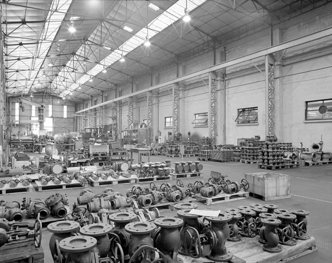 Magasin industriel, intérieur.