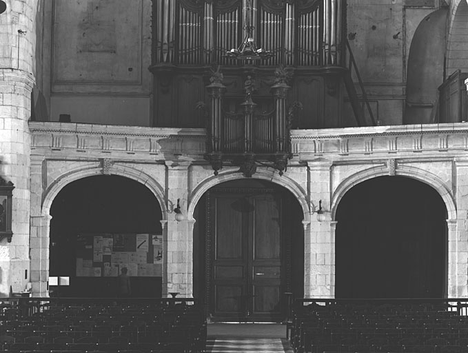 Nef, revers de l'entrée, tribune et orgue.