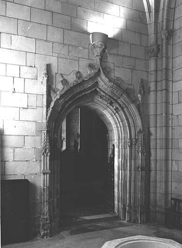 Clocher, rez-de-chaussée, porte d'accès à l'église.