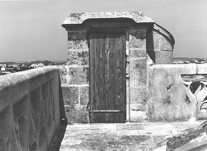 Clocher, terrasse, porte d'accès à la tour d'escalier.