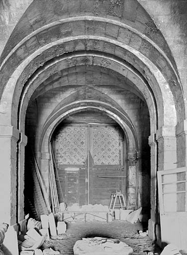 Porte Royale : Intérieur, vue prise de l'ouest., vanteaux de la porte principale.