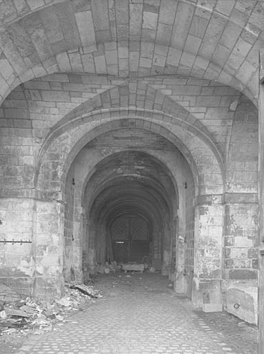 Porte Royale : Intérieur, vestibule et nef principale, vus de l'ouest.